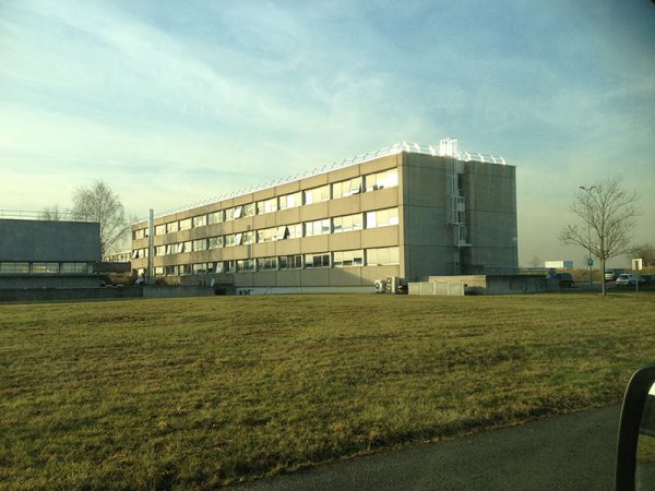 Bâtiment après l'installation de garde-corps sur la toiture