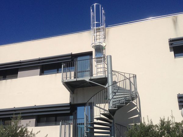 Installation d'un escalier industriel et d'un échelle à crinoline