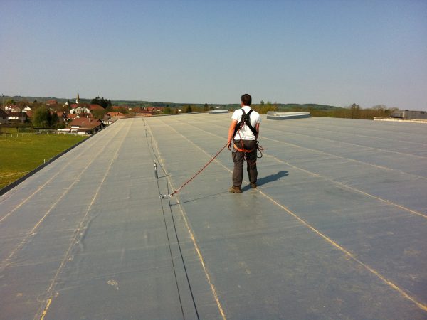 Exemple d'une ligne de vie sur toiture installée par Cleas Protection