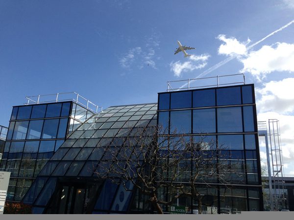 Installation de garde-corps sur un bâtiment